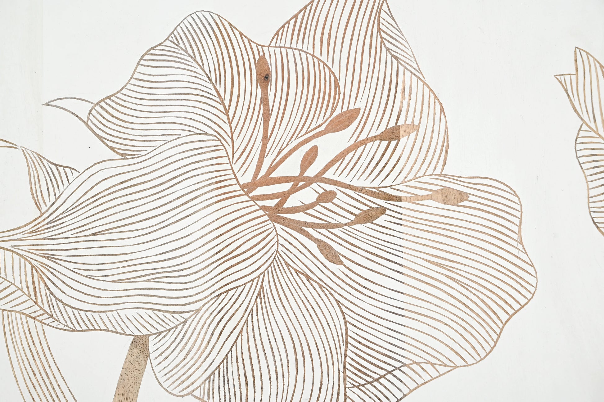 Hand-Carved Floral Wall Panel in Solid Wood – Elegant Nature-Inspired Art - Furniza